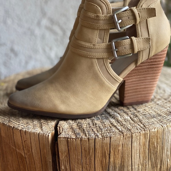 Charles David Naval Booties Retail Value $129 - Picture 3 of 7